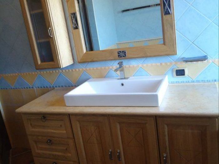 Archisio - Falegnameria Sardano Demurtas - Progetto Mobile bagno in legno rovere