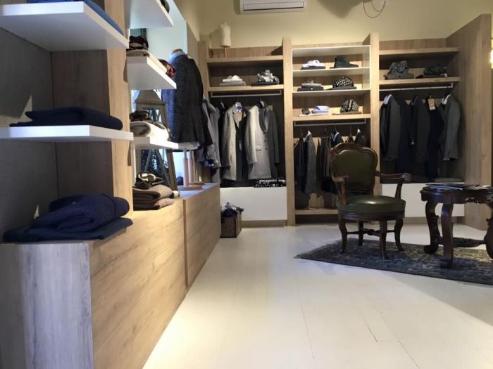 Archisio - Onlywood - Progetto Boiserie in rovere spazzolato edo store man espositori per mattonelle in cinelli store