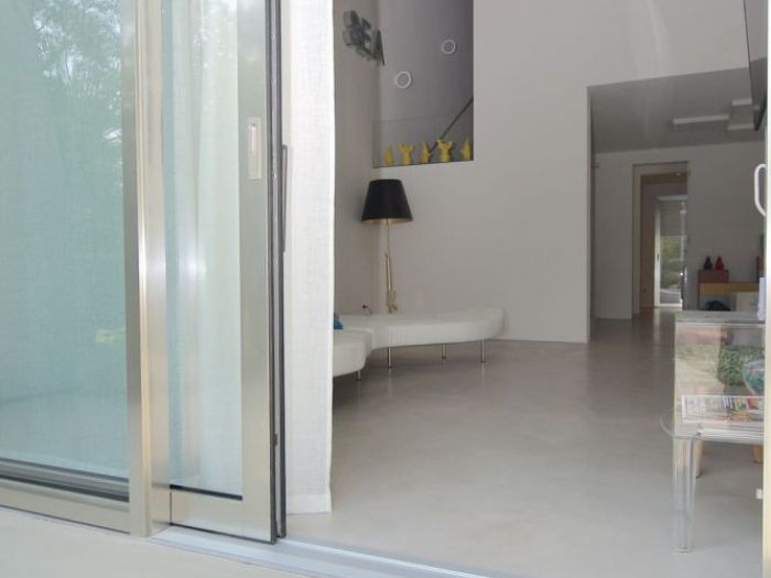 Archisio - Dekotec srl - Progetto Rivestimento in cemento spatolato su pavimentazione interna ed esterna di una villa privata a marina di pietrasanta