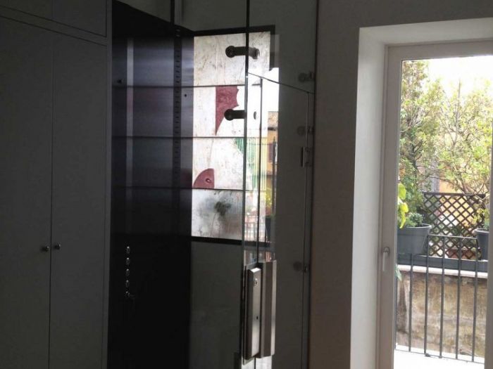 Archisio - Vetraria Loffredi - Progetto Ascensore in cristallo temperato con finestre in acciaio