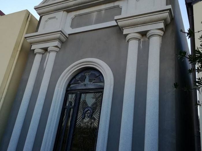 Archisio - Memarm Snc Dei Fratelli Menniti - Progetto Chiesa di un cimitero costruita con lastra di pietra grigio scura e lastra di pietra bianca
