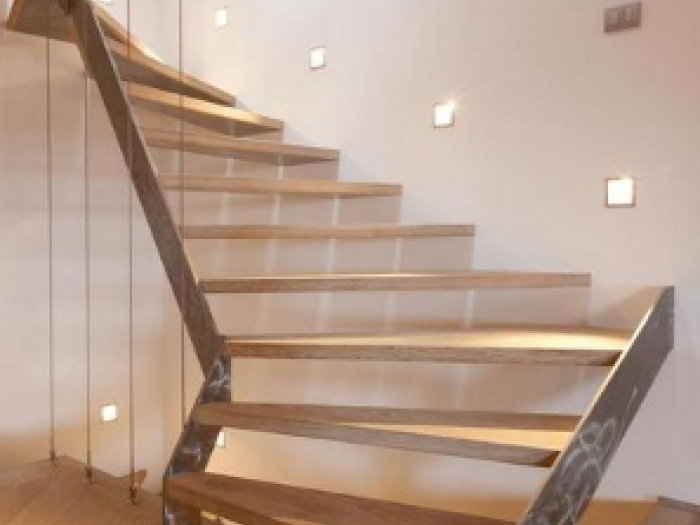 Archisio - Falegnameria Cortinovis Lorenzo - Progetto Scala con struttura in ferro e gradini in placcato rovere verniciato poro bianco