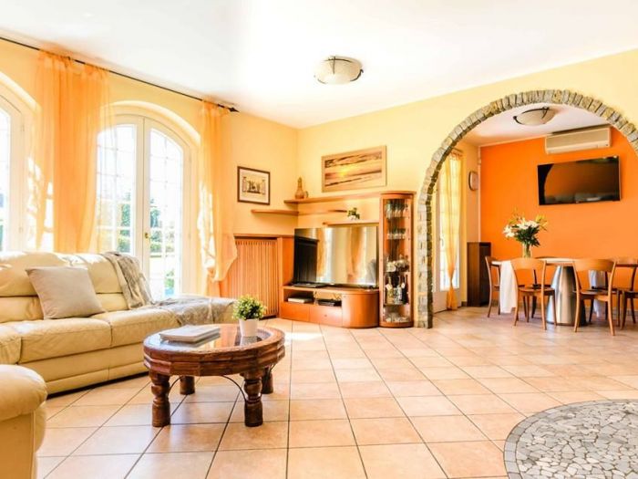 Archisio - Venduta A Prima Vista - Progetto Ministaging in meravigliosa villa con piscina a cassano magnago