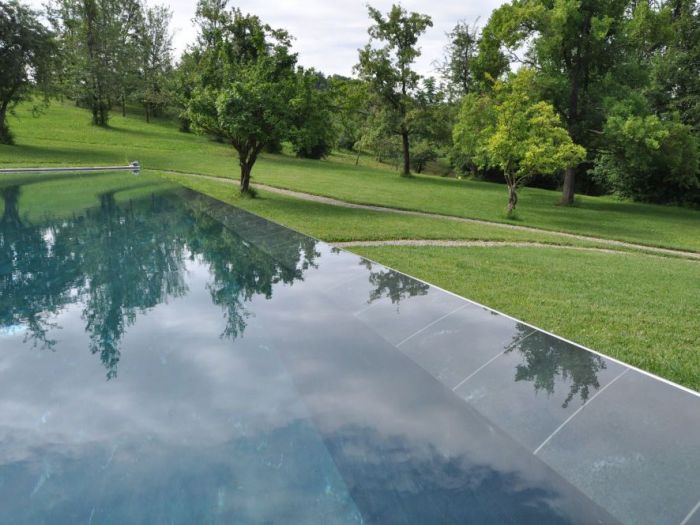 Archisio - Studio Lenzi Associati - Progetto Piscina e spogliatoio in pietra in collina