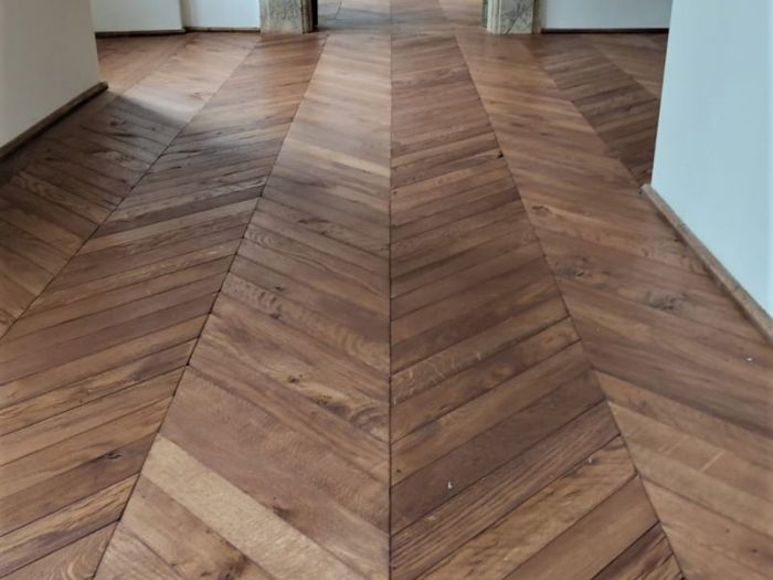 Archisio - Cotto Artigiano - Progetto Pavimento in rovere massello chevron anticato