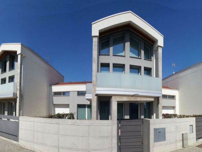 Archisio - Giorgio Mauro - Progetto Progetto di una casa a schiera per tre unit abitative