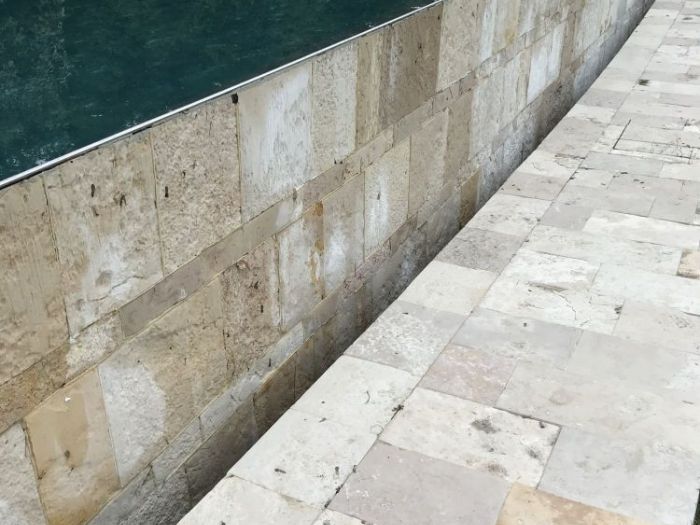 Archisio - Studio Lenzi Associati - Progetto Piscina e spogliatoio in pietra in collina