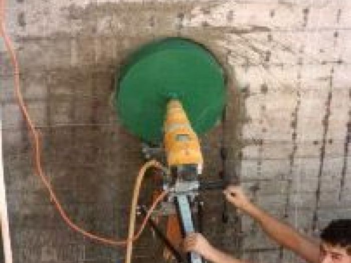 Archisio - Demolizione Controllata Cardone - Progetto Carotaggio per passaggio di tubature e taglio su pannelli prefabbricati con asportazione intera parete