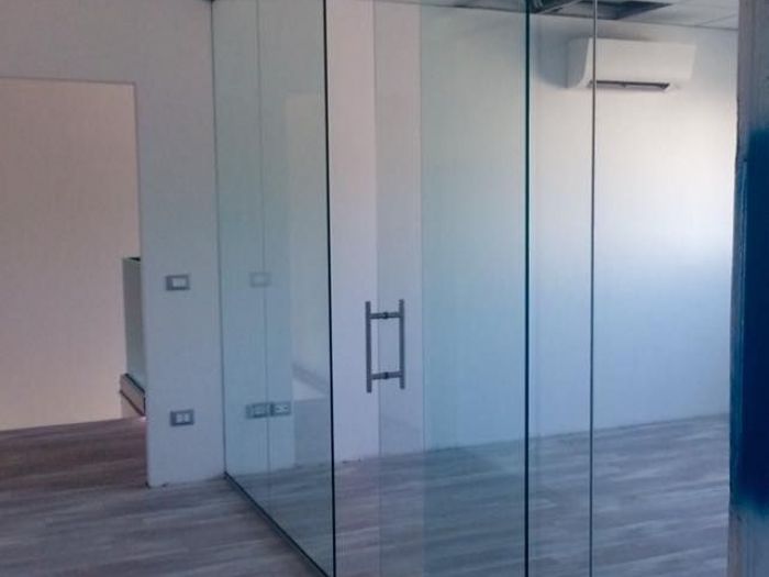 Archisio - Vetro Design srl - Progetto Porta scorrevole in vetro