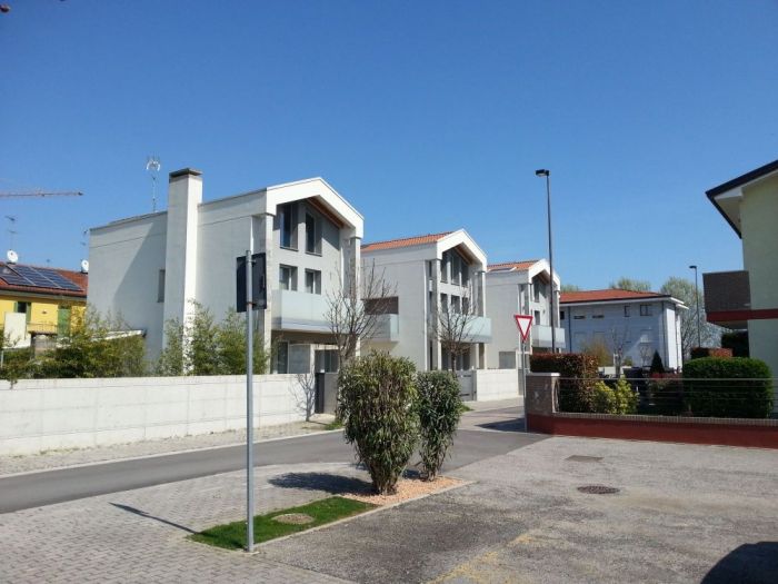 Archisio - Giorgio Mauro - Progetto Progetto di una casa a schiera per tre unit abitative