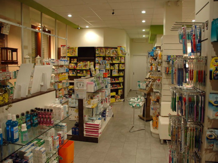 Archisio - Cotto Arredamenti - Progetto Arredamenti per farmacie e parafarmacie gelaterie