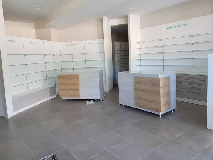 Archisio - Michele Paolin - Progetto Montaggio arredo farmacia soligo