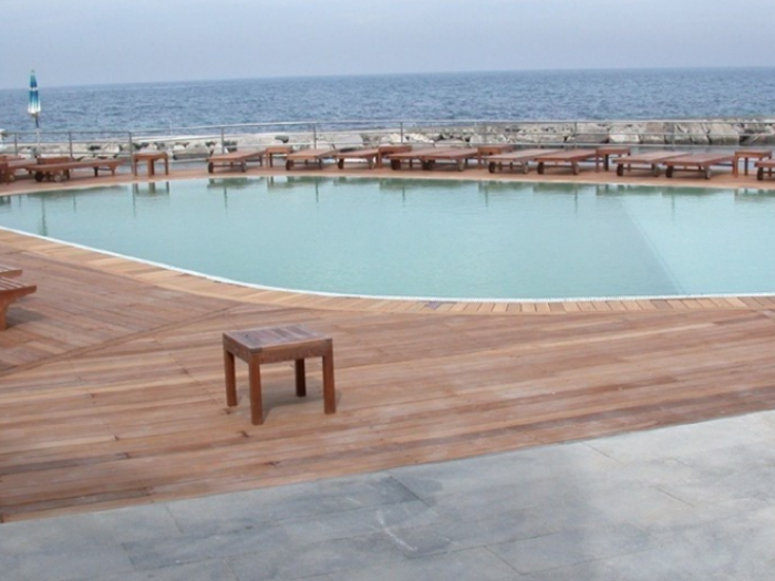 Archisio - Solo Parquet Resine Microcemento - Progetto Realizzazione pavimento in parquet bordo piscine
