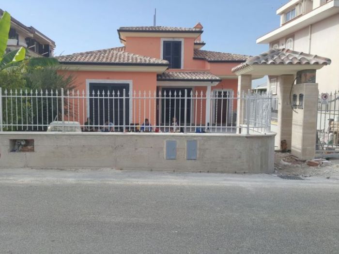 Archisio - Valeria Correale - Progetto Demolizione ricostruzione ed ampliamento di un manufatto con trasformazione in due villette a schiera