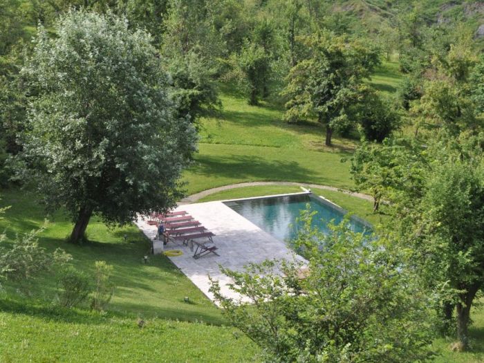 Archisio - Studio Lenzi Associati - Progetto Piscina e spogliatoio in pietra in collina