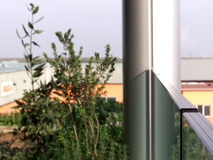 Archisio - Maurizio Giordano Architetto - Progetto Ristrutturazione palazzina uffici - interni e area parcheggio piantumata