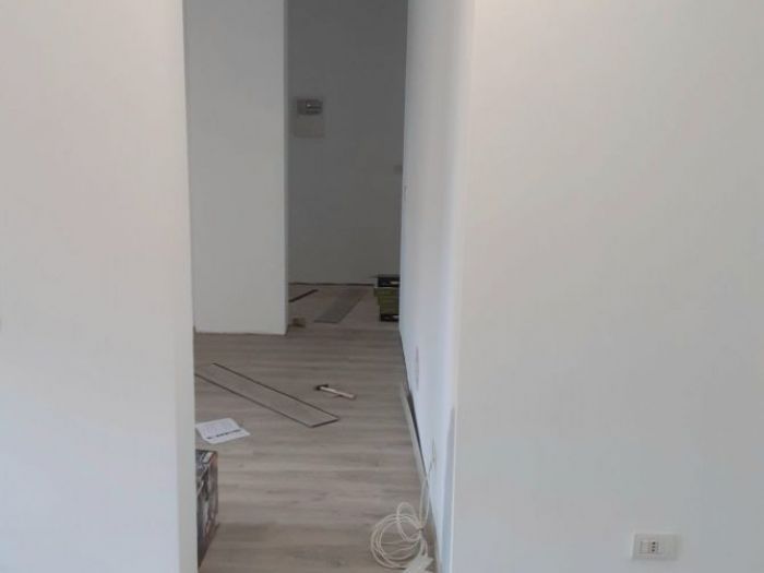 Archisio - Mani Srl Ristrutturazini - Progetto Tinteggiatura e posa in opera pavimento spc appartamento roma zona terrazze del presidente