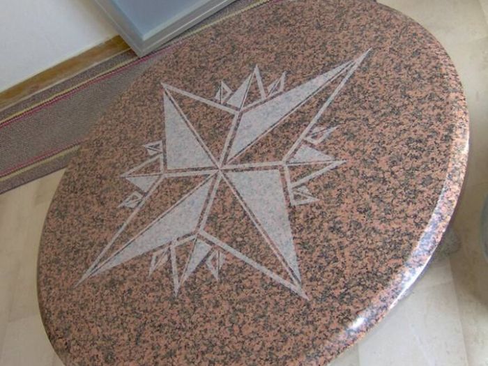 Archisio - Marmista Grillo - Progetto Isola con balcone tavolo tondo e vaso con sfera