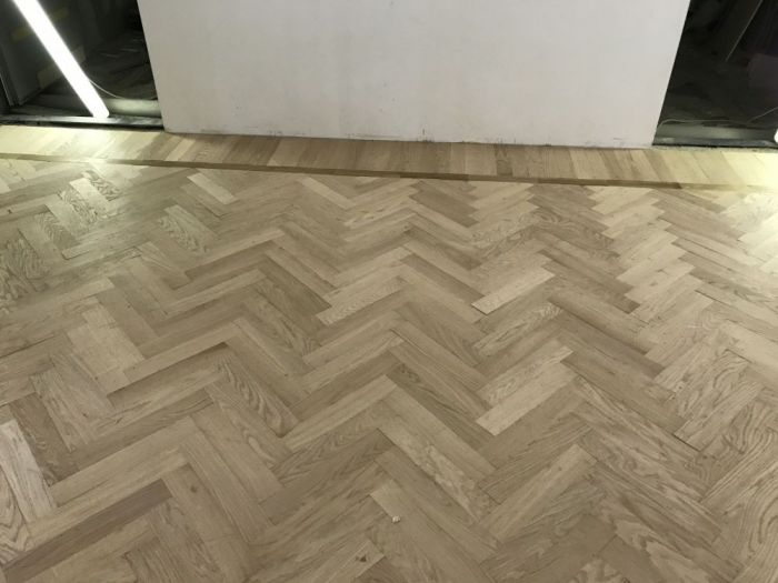 Archisio - Riviera Parquet Snc - Progetto Posa pavimento in legno a spina di pesce con la fascia e bindello in rovere e teak