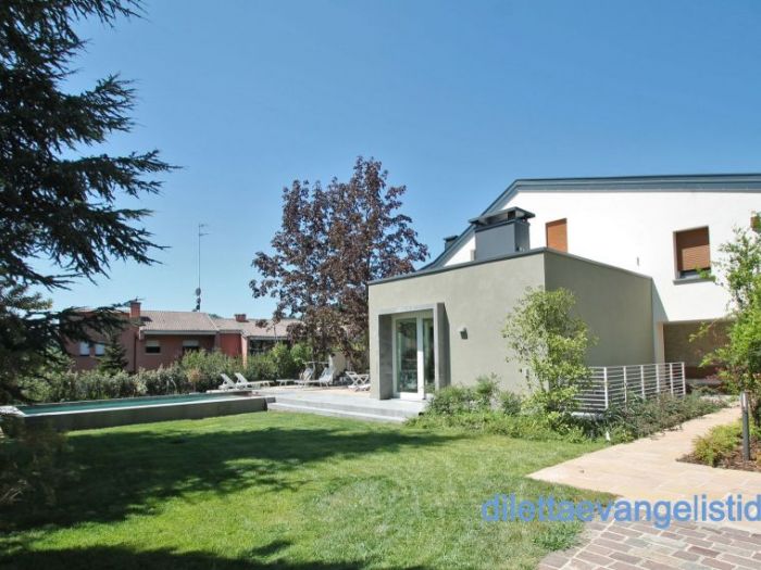 Archisio - Diletta Evangelisti - Progetto Restyling di villetta con aumento di volume e nuova piscina