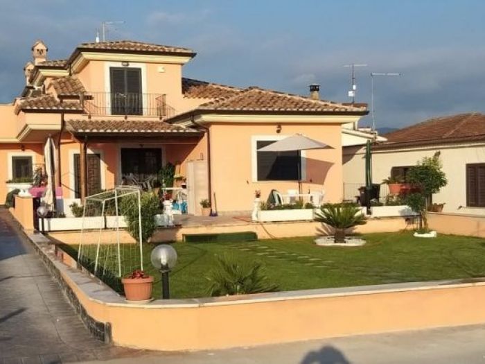 Archisio - Valeria Correale - Progetto Demolizione ricostruzione ed ampliamento di un manufatto con trasformazione in due villette a schiera