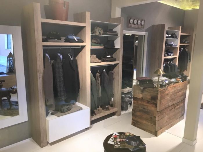 Archisio - Onlywood - Progetto Boiserie in rovere spazzolato edo store man espositori per mattonelle in cinelli store