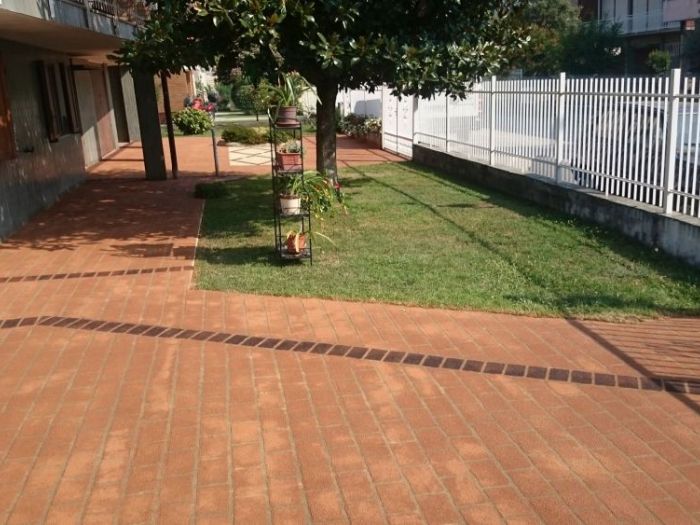 Archisio - Costruzioni Trivellato Di Mauro Trivellato C Snc - Progetto Intonaci stampati pavimentazioni esterne in deco spray pavimentazioni e rivestimenti in microcemento paratie a tenuta stagna rocce artificiali