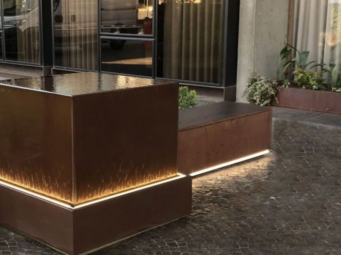 Archisio - Forme Dacqua - Progetto Fontana a sfioro hotel leopardi veronaUna fontana dalla forma semplice ma di grande effetto