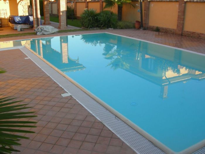 Archisio - Bertoli Piscine - Progetto Piscina rettangolare a bordo sfioratore