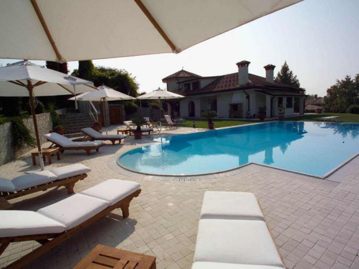 Archisio - Poolstech srl - Progetto Piscine bordo sfioro