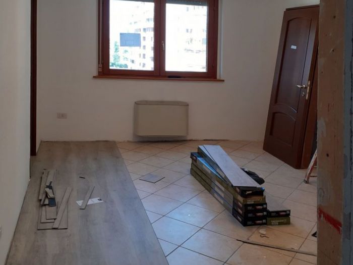 Archisio - Mani Srl Ristrutturazini - Progetto Tinteggiatura e posa in opera pavimento spc appartamento roma zona terrazze del presidente