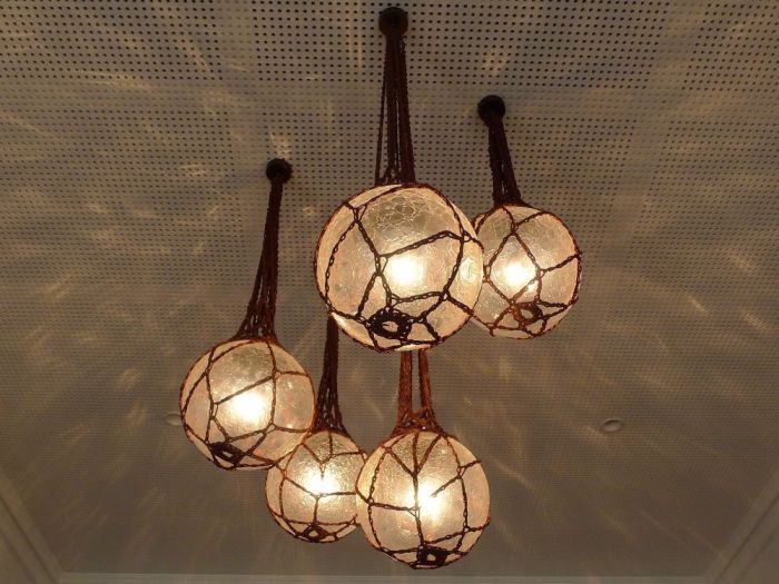 Archisio - Illuminazione Chary - Progetto Hotel explorers - disneyland paris - g Alno e f Douet - gruppo di sfere in vetro soffiato craquele inglobate in rete a catenella in filo di cotone