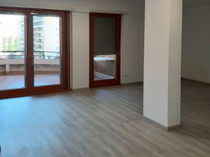 Archisio - Mani Srl Ristrutturazini - Progetto Tinteggiatura e posa in opera pavimento spc appartamento roma zona terrazze del presidente