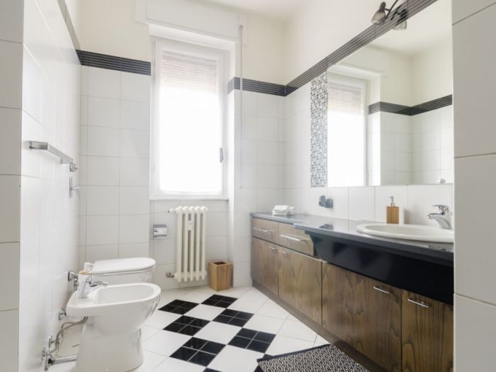 Archisio - Gilardi Interiors On Staging - Progetto Restyling bagno low cost per home staging destinazione microricettivit