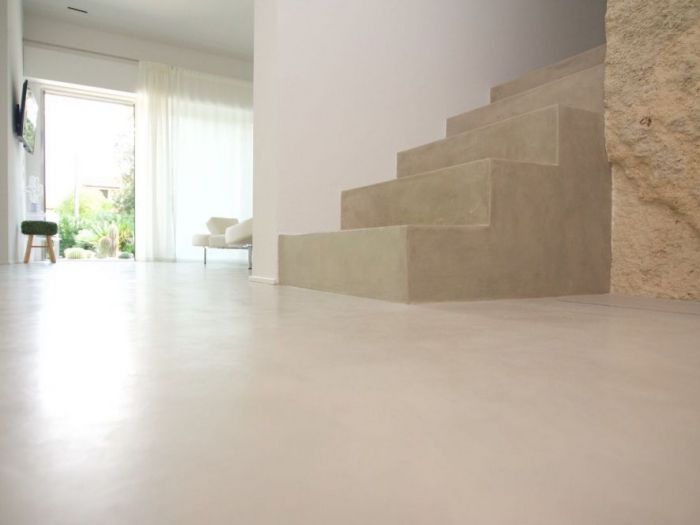 Archisio - Dekotec srl - Progetto Rivestimento in cemento spatolato su pavimentazione interna ed esterna di una villa privata a marina di pietrasanta