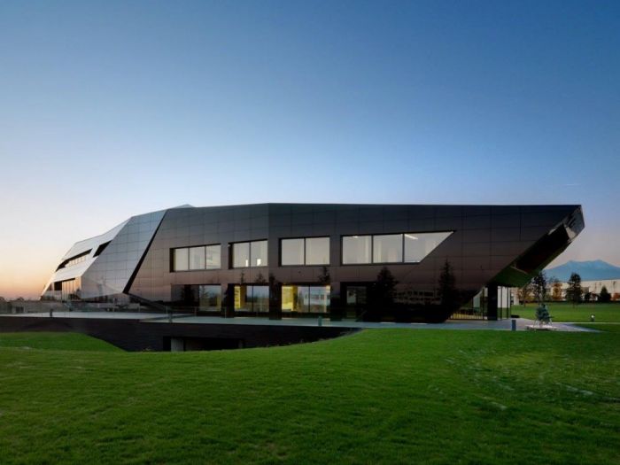 Archisio - Porta Rossa spa - Progetto Oficina vidre negre