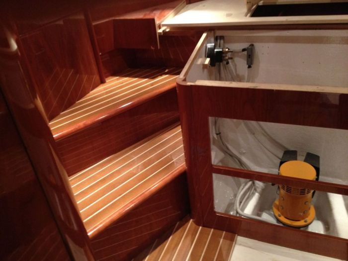 Archisio - Onda Arredamenti - Progetto Tavolini sedie mensole armadi arredo casa e rivestimento in legno per yacht