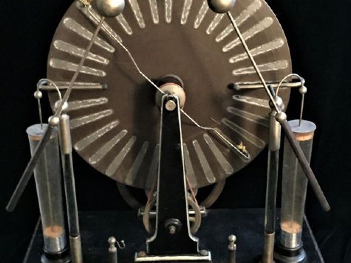 Archisio - Fausto Gazzi Atelier Darte - Progetto Wimshurst machine