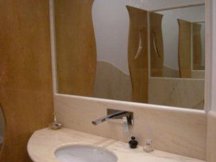 Archisio - Guglielmi Marmi Snc - Progetto Travertino giallo iraniano - decoro bagno lavabo in rosa portogallo rivestimento bagno in giallo reale piatto doccia pavimento bagno