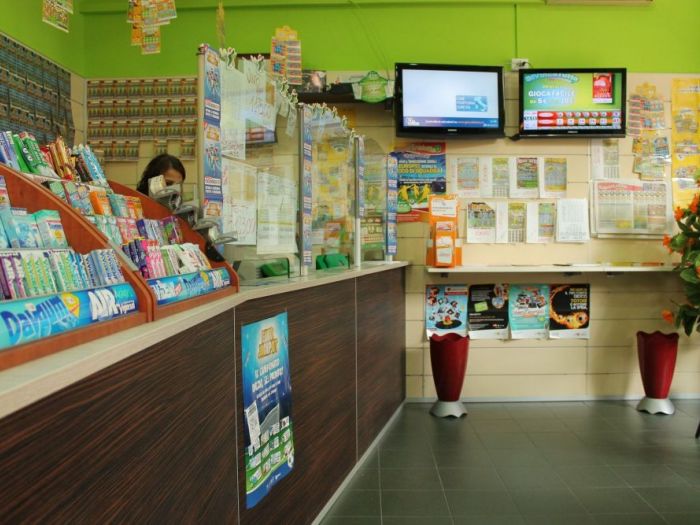 Archisio - Imetallici Di Taverna Andrea Taverna - Progetto Arredamento tabaccheria