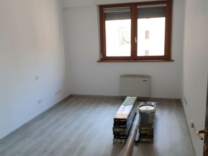 Archisio - Mani Srl Ristrutturazini - Progetto Tinteggiatura e posa in opera pavimento spc appartamento roma zona terrazze del presidente