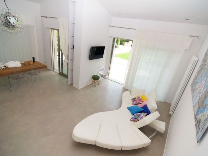 Archisio - Dekotec srl - Progetto Rivestimento in cemento spatolato su pavimentazione interna ed esterna di una villa privata a marina di pietrasanta