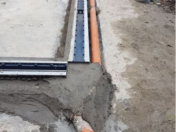 Archisio - Malagrida Group Srl Canalina Infinity - Progetto Spiaggia piscina sorrento con posa in angolo