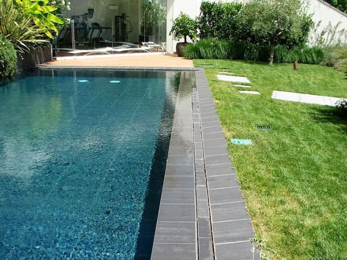 Archisio - Malagrida Group Srl Canalina Infinity - Progetto Bordo vasca piscina outdoor