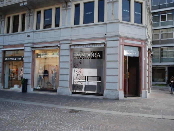 Archisio - Andrea Pontoglio - Progetto Altokarato brescia - luxury store