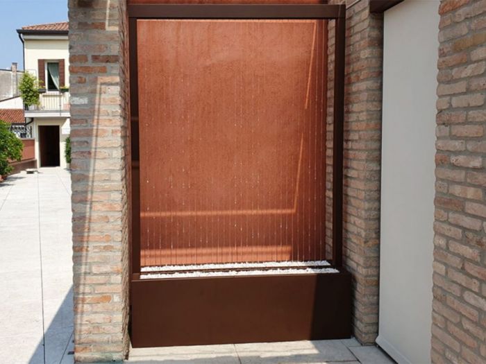 Archisio - Forme Dacqua - Progetto Fili di mylarUna fontana semplice dal sapore minimalista