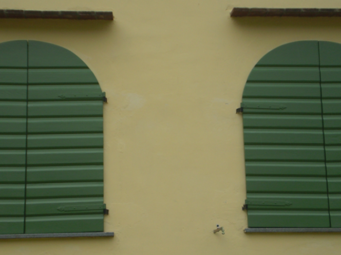 Archisio - Poli Graziano - Progetto infissi in legno lamellare certificati fino ad un abbattimento termico con trasmittanza di 13 ci significa che i nostri infissi assicurano un ottimo isolamento termico il che vuol dire che per climatizzare gli ambienti per riscaldarli in inverno o pe