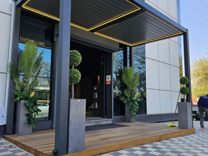 Archisio - Persiane Persiane - Progetto Pergola bioclimatica con led per ingresso showroom - showroom cucine a empoli fi - toscana