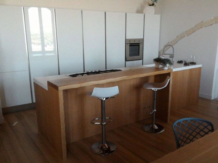 Archisio - Regali Giorgio Falegnameria - Progetto Isola in legno di rovere con lavello in anestesia incassato mobili laccati lucidi ante in acciaio