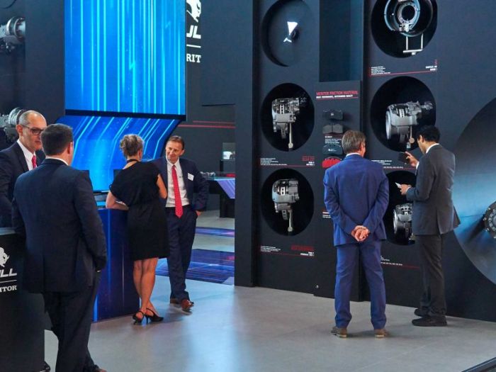 Archisio - Carmadesign srl - Progetto Meritor exhibition vertical display